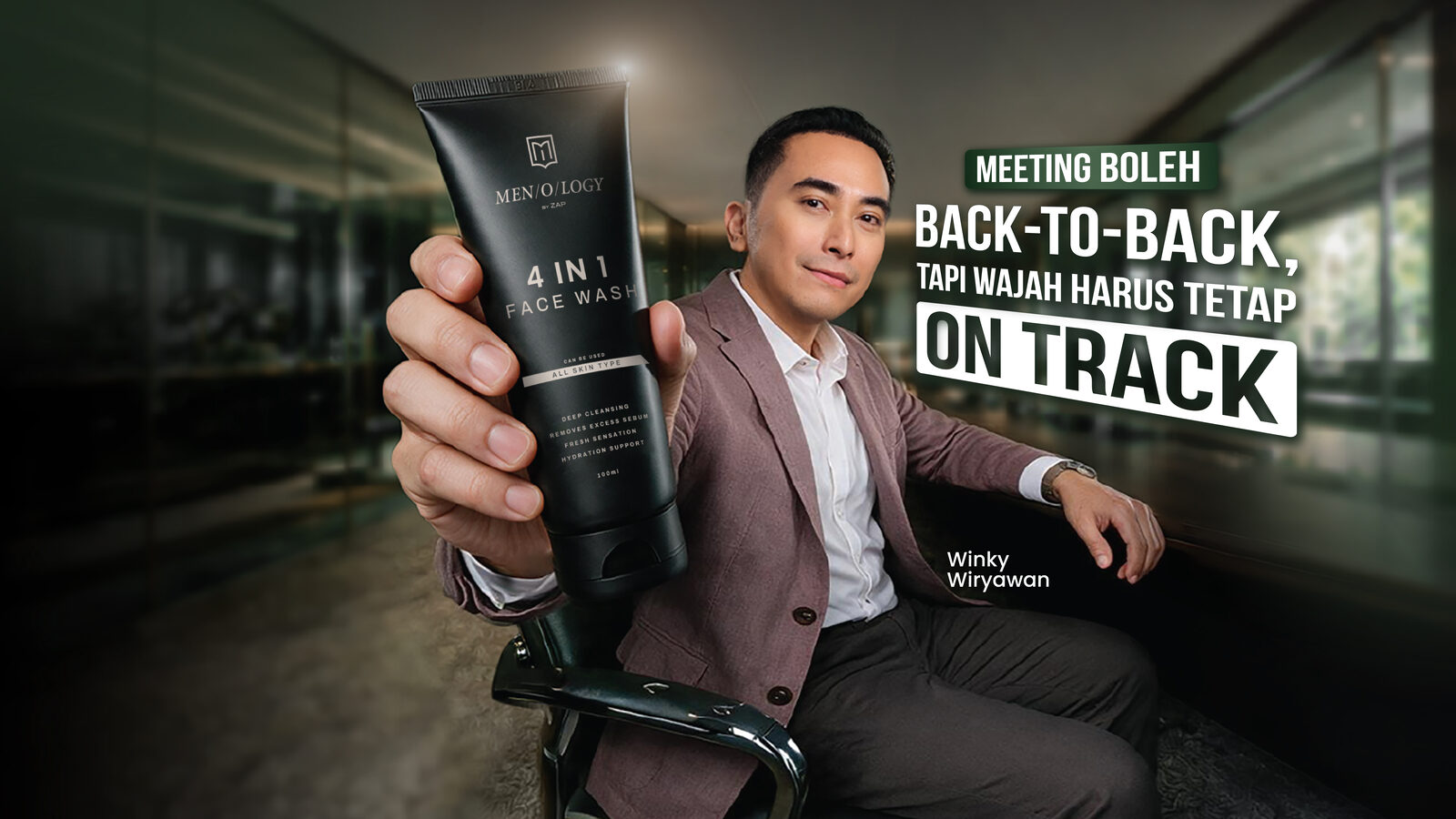 Winky Wiryawan memegang MEN/O/LOGY 4 in 1 Face Wash — meeting boleh back-to-back, tapi wajah harus tetap on track